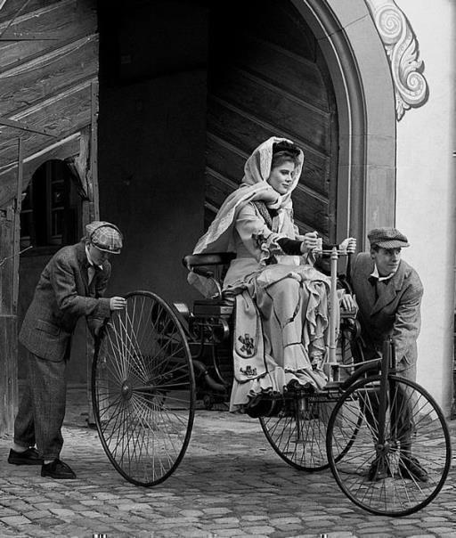 Bertha Benz zu Ehren veranstaltet das Mercedes-Benz Museum von Freitag, 11. März, bis Sonntag, 13. März 2011 zum zweiten Mal die Bertha-Benz-Tage mit verschiedenen Programmpunkten rund um das Thema Frauen und Automobil.